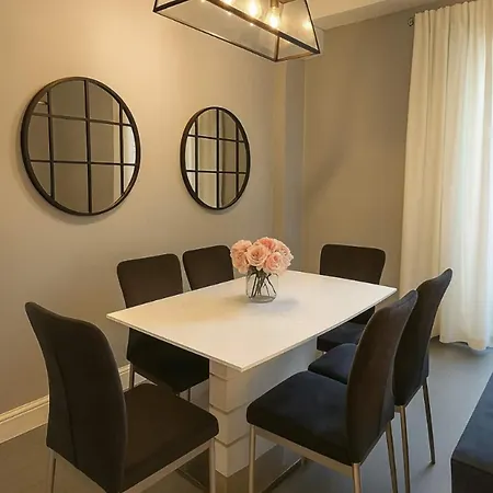 아파트 2 Bedroom Pearse Street, Walking Distance To Centre 더블린